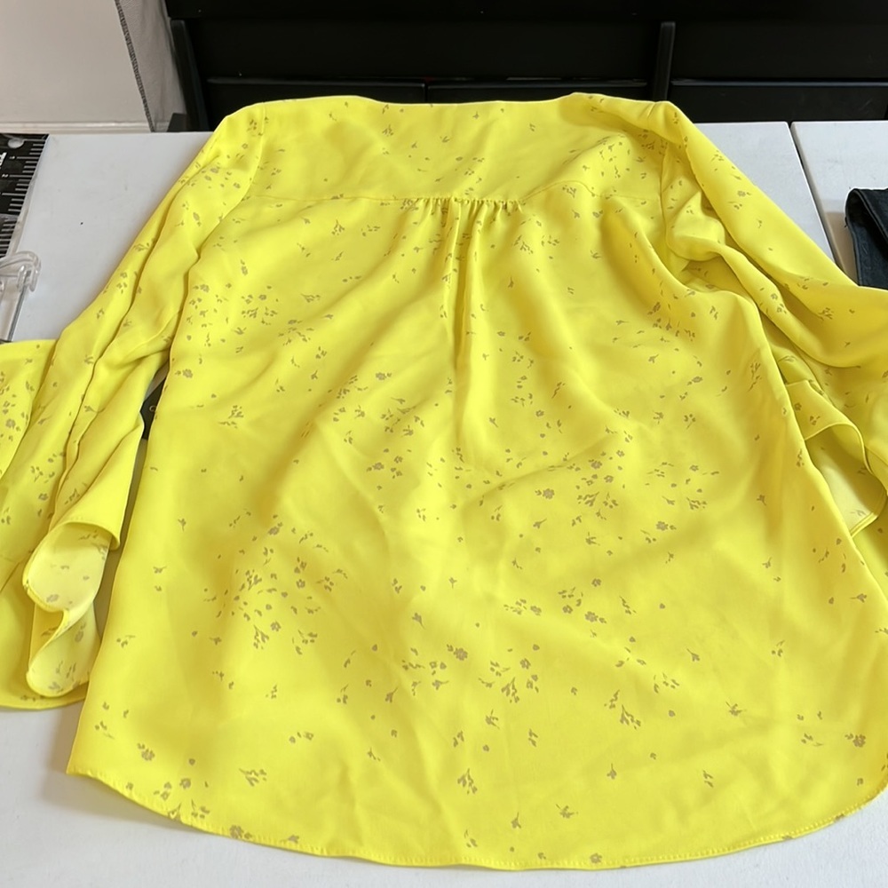 Vince Camuto size XXS yellow print v-neck silky blouse 3/4 bell sleeve - Picture 14 of 15
